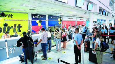 Usuarios del Ramón Villeda Morales esperan mejoras en el aeropuerto.