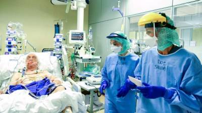 Un paciente con coronavirus internado en cuidados intensivos en Italia. Foto: AFP