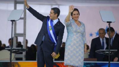 La pareja presidencial recibió las congratulaciones de decenas de representantes diplomáticos.