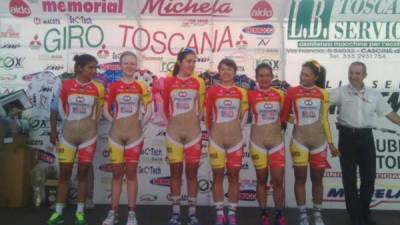 El equipo femenino colombiano, en su prensentación para el Giro de Toscana.