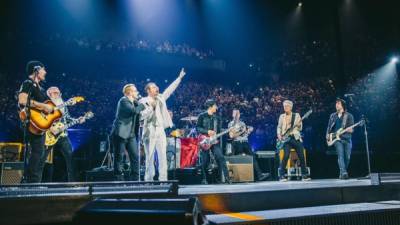 La banda U2 junto a Eagles of Death en el escenario de El Bataclán.