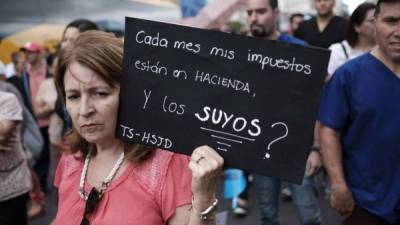 Miles de empleados públicos se lanzaron hoy a las calles de San José, para protestar contra una reforma tributaria que se tramita en el Congreso y que consideran que llegaría a empobrecer a la clase media y baja. EFE