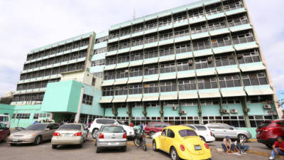 Los cuatro heridos de bala fueron ingresados a la sala de emergencias del Hospital Escuela, pero se desconoce su estado de salud, indicó.