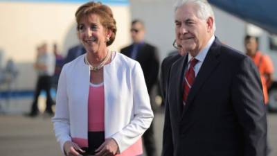 Jacobson (izq.) en una foto de archivo junto al secretario de Estado de Estados Unidos, Rex Tillerson.