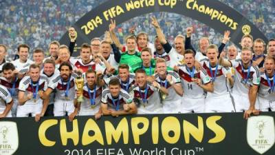 Los alemanes posan con la Copa del Mundo.