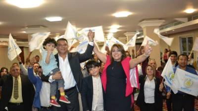 Su familia es el centro de su vida, al igual que su matrimonio. Abajo: ella, de niña.