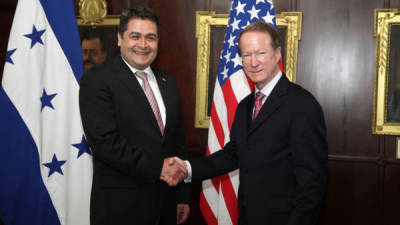 El presidente de Honduras, Juan Orlando Hernández, recibió en Casa Presidencial al encargado antidrogas del Departamento de Estado de Estados Unidos, William Brownfield.