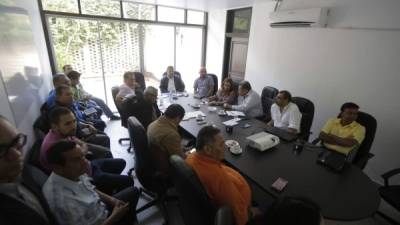 El viceministro Roberto Pineda, alcaldes, dirigentes del transporte y autoridades del IHTT en la reunión ayer. Fotos: Melvin Cubas.