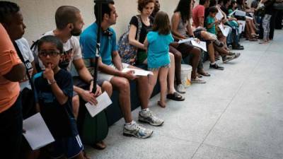 Cientos de personas llegan diariamente buscando vacunarse.