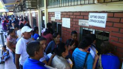 Estudiantes acompañados de sus padresde familia buscan un cupo en centro educativo de San Pedro Sula.