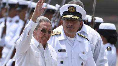 El presidente cubano, Raúl Castro, saluda a su llegada a Cartagena.