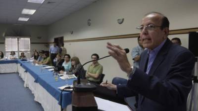 El comisionado Roberto Herrera Cáceres al dar a conocer el plan.