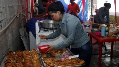 Los estudiantes del Brassavola Nacional hacen pan, en su mayoría encanelados, en el garaje de una casa en barrio Concepción.