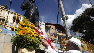 El cantante argentino Francisco Acuña fue registrado ese sábado al realizar una ofrenda floral a la estatua de Carlos Gardel, en Medellín (Colombia). EFE