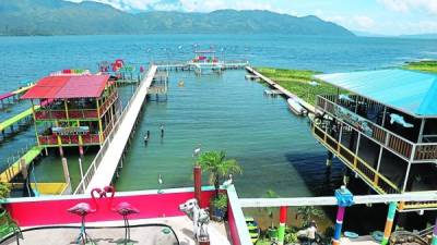 El Lago de Yojoa cuenta con varios hoteles y restaurantes que ofrecen variedad de atractivos a los turistas nacionales y extranjeros. Aparte del delicioso pescado, también pueden comer los chicharrones de carne. Fotos Moisés Valenzuela