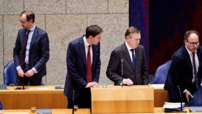 El funcionario Bruno Breins tras desmayarse en pleno debate en el Parlamento holandés./EFE.