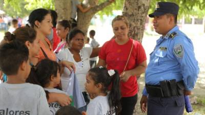 Policía Comunitaria dialogando con madres de la Felipe Zelaya, del sector Rivera Hernández.