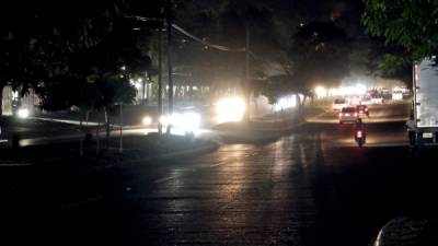 Zonas como el bulevar a Armenta, el segundo anillo de Circunvalación y el bulevar del este tienen déficit de iluminación. FOTOS: Yoseph Amaya