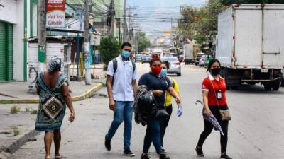 Los médicos recomiendan el uso de la mascarilla al salir.