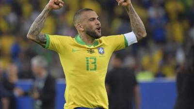 Brazil's Dani Alves celebrates after defeating Peru to win the Copa America football tournament at Maracana Stadium in Rio de Janeiro, Brazil, on July 7, 2019. (Photo by Luis Acosta / AFP)