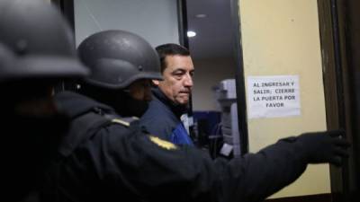 El exministro de Defensa Williams Mansilla (c) fue arrestado hoy por las fuerzas de seguridad de Guatemala en el marco de una investigación por el caso del bono militar pagado al presidente Jimmy Morales y a otros cargos durante 9 meses. EFE