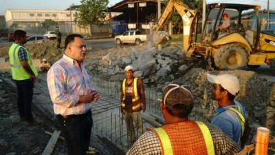 El alcalde Armando Calidonio supervisa la construcción del colector de la 33 calle.