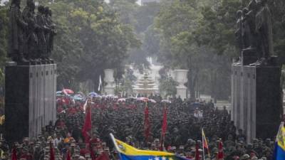 Militares y civiles en los ejercicios militares realizados ayer en Caracas, mismos que continuarán hoy.