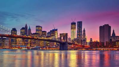 Imponente luce la ciudad de Nueva York con sus rascacielos.