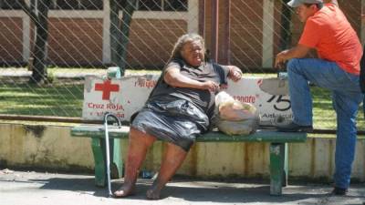 La mujer es conocida por pedir cigarrillos.