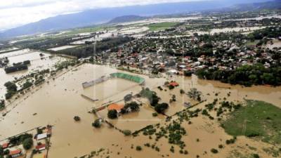 Según los últimos reportes de las autoridades de Copeco, con la tormenta Iota, las zonas inundadas fueron mayores, lo que dejó pérdidas millonarias en el valle de Sula. Fotos Melvin Cubas y Yoseph Amaya,