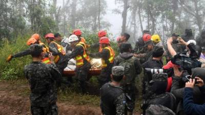 Una intensa labor hicieron los rescatistas para recuperar los restos de las seis víctimas que murieron en el accidente aéreo.