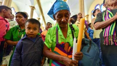 Una mujer prende una vela en devoción a la Virgen de Suyapa. El 3 de febrero en Honduras se celebra el Día de Virgen de Suyapa, conocida también como La Morenita o Patrona de Honduras.