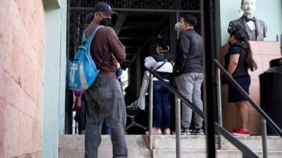 Un grupo de personas llega en busca de asistencia a un centro salud de pública en Tegucigalpa, Honduras. EFE/Gustavo Amador/Archivo