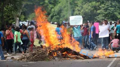 La Policía Nacional de Honduras decomisó este viernes varias llantas, gasolina, bombas molotov y morteros de alto poder a los familiares y amigos de los internos durante una protesta registrada en las afueras de la cárcel de máxima seguridad en Ilama, Santa Bárbara, mejor conocida como 'El Pozo'.