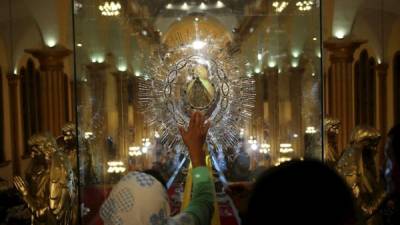 Miles de personas acudieron domingo a rezar en la conmemoración del 273 aniversario del hallazgo de la Virgen de Suyapa, considerada como la santa patrona de los hondureños.