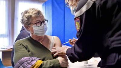 An inhabitant receives a dose of a Covid-19 (coronavirus) vaccine on January 29, 2021 in Ile d'Hoedic, western France. (Photo by Fred TANNEAU / AFP)