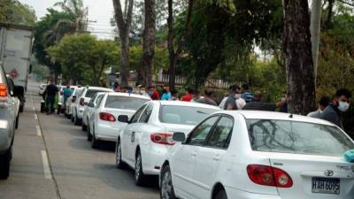 Miles de taxistas recibieron esta semana la bolsa solidaria en San Pedro Sula debido a que tienen más de un mes de no trabajar. Fotos: Gilberto Sierra