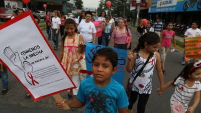 El Día Mundial del Sida fue recordado hoy en varias ciudades de Honduras con campañas educativas en plazas públicas en las que hubo una masiva distribución de información y preservativos, principalmente a los jóvenes, que son los más afectados.
