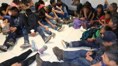 Fotografía proporcionada por las autoridades mexicanas que muestra a los migrantes rescatados.
