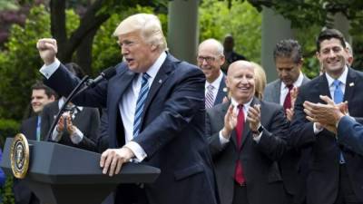 El presidente de EE.UU. Donald J. Trump, acompañado por legisladores, en el Rose Garden de la Casa Blanca, no puede ocultar su satisfacción tras la votación del proyecto legislativo para derogar y sustituir la actual ley sanitaria, impulsada por Barack Obama, en un primer paso para que el presidente cumpla una de sus principales promesas de campaña tras dos intentos fallidos anteriores . EFE