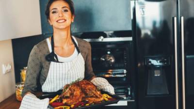 La carnes de pollo es fuente de proteína magra. La proteína de pollo estimula el crecimiento muscular y su desarrollo.