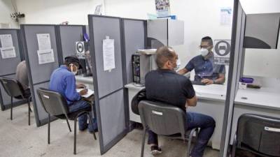 Empleados del Gobierno atienden a ciudadanos en una oficina de San Pedro Sula.