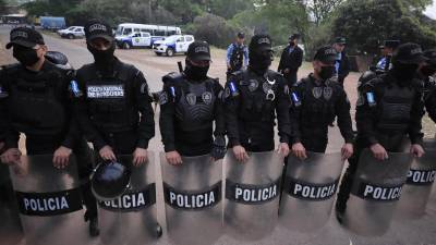 Policías prestan guardia después de desarticular una banda de traficantes. Fotografía: EFE/ Gustavo Amador