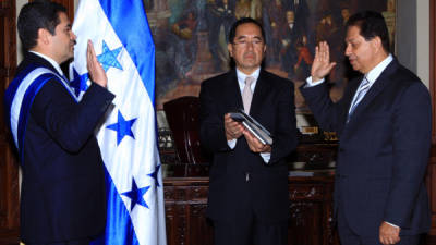 El nuevo presidente de Honduras, Juan Orlando Hernández, toma el juramento a Ramón Hernández Alcerro.