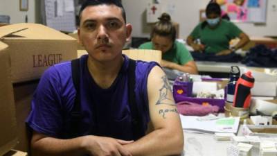 Carlos Argueta pasó años involucrado en actos violentos y delictivos con una pandilla en su natal El Salvador, pero ahora reconoce que fue un error y busca redimirse con un trabajo honesto en una maquiladora que fabrica camisetas para universidades de Estados Unidos.