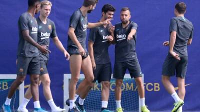 Alba se lesionó al intentar controlar un balón en el encuentro de la primera jornada de la Liga de Campeones en el campo del Borussia Dortmund.