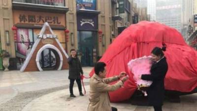 Un hombre chino se pone de rodillas para pedirle matrimonio a su novia, con un peculiar regalo.