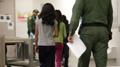 Decenas de niños migrantes lograr que el gobierno de EUA los dejara pasar y reunirse con sus padres.