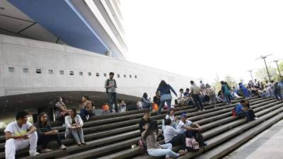 El plantón de los estudiantes se realizó en los bajos del nuevo edificio administrativo.