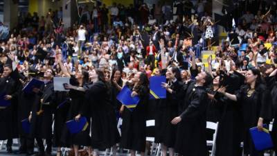 De los nuevos profesionales egresados ayer de la Unah, 164 son mujeres y 72 son hombres.